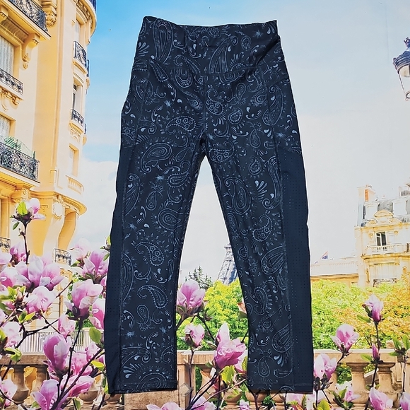 Sweaty Betty Navy Paisley Capri Leggings Size XS Zero Gravity - Picture 2 of 7